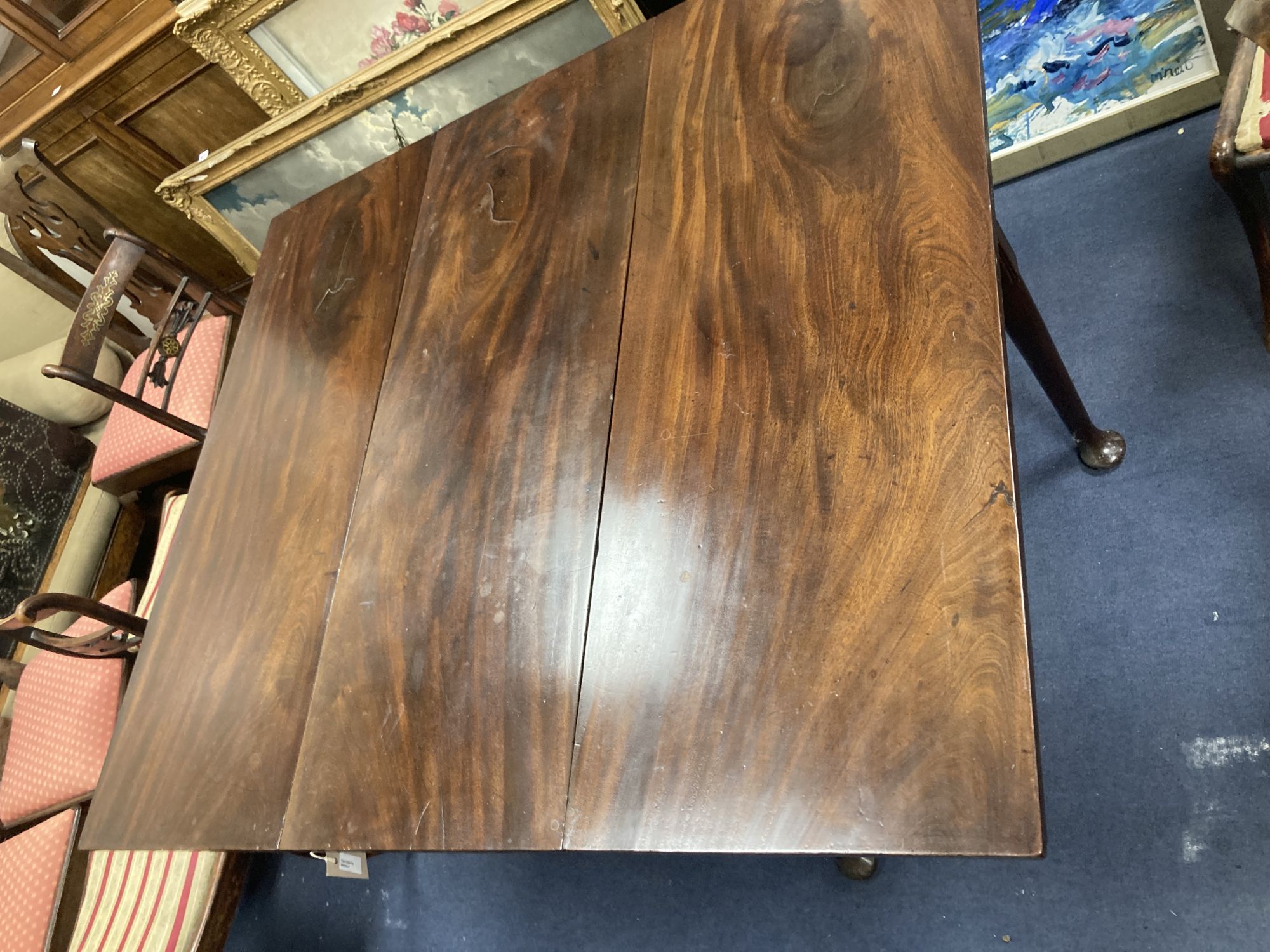 An 18th century mahogany drop-flap pad foot dining table, length 136cm extended, width 117cm, height 71cm